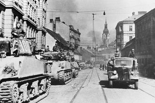 Peklo z nebes pustošilo Brno, na ulicích umírali nevinní lidé. Před 81 lety dorazila do metropole Rudá armáda